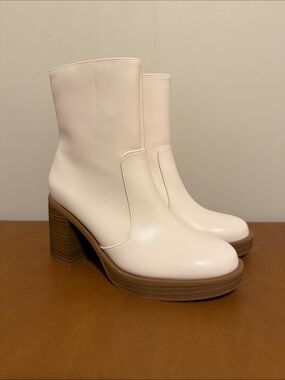 NWOT Universal Thread White Patent Leather Platform Booties